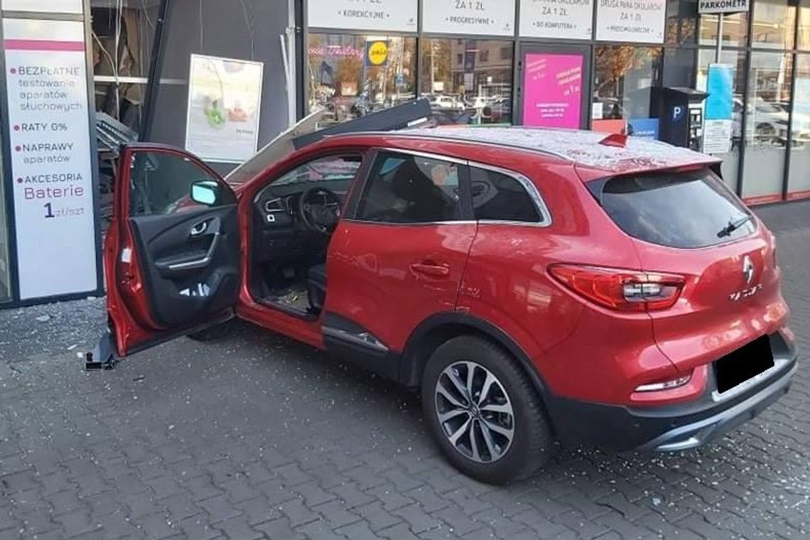 Z parkingu wjechał prosto w sklep. Sterował autem... kijkami do nordic walking