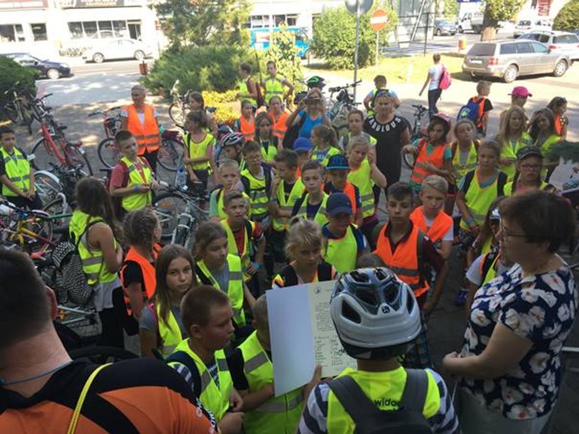 Z petycją do urzędu pojechali rowerami Z petycją do urzędu pojechali rowerami