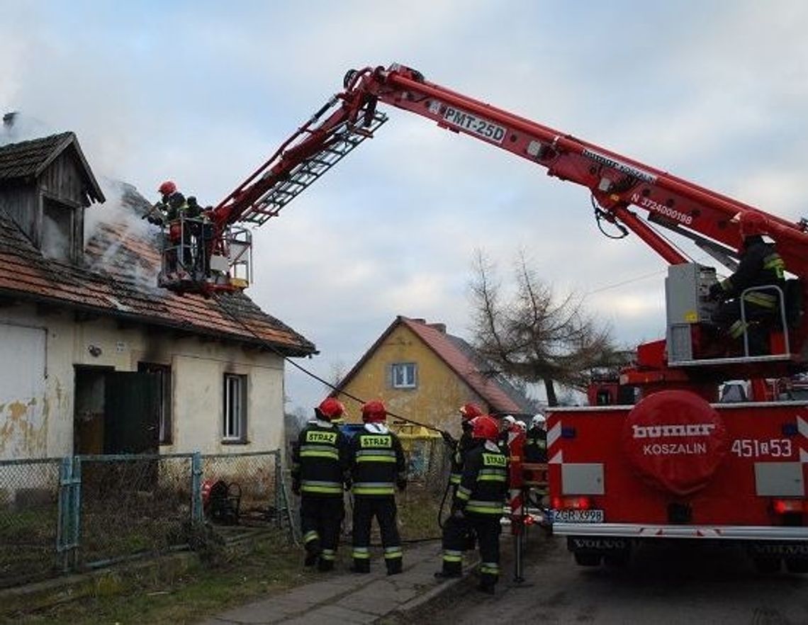 Z płonącego domu wynieśli butlę z gazem