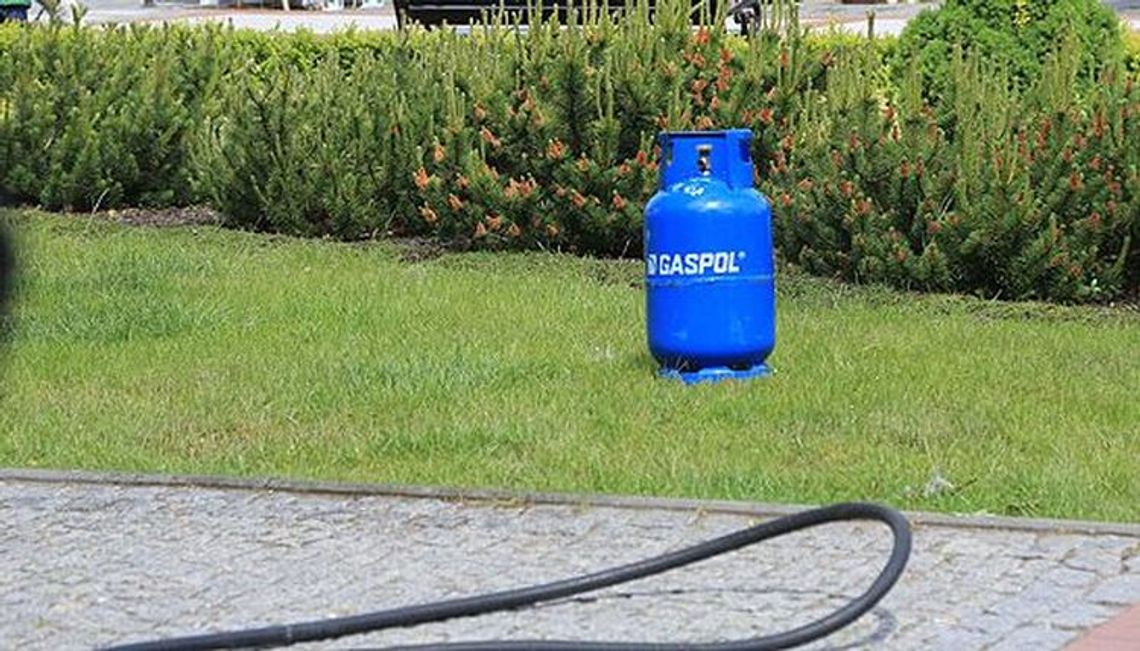 Z ręki wypadła mu butla, która „wybuchła” Z ręki wypadła mu butla, która „wybuchła”