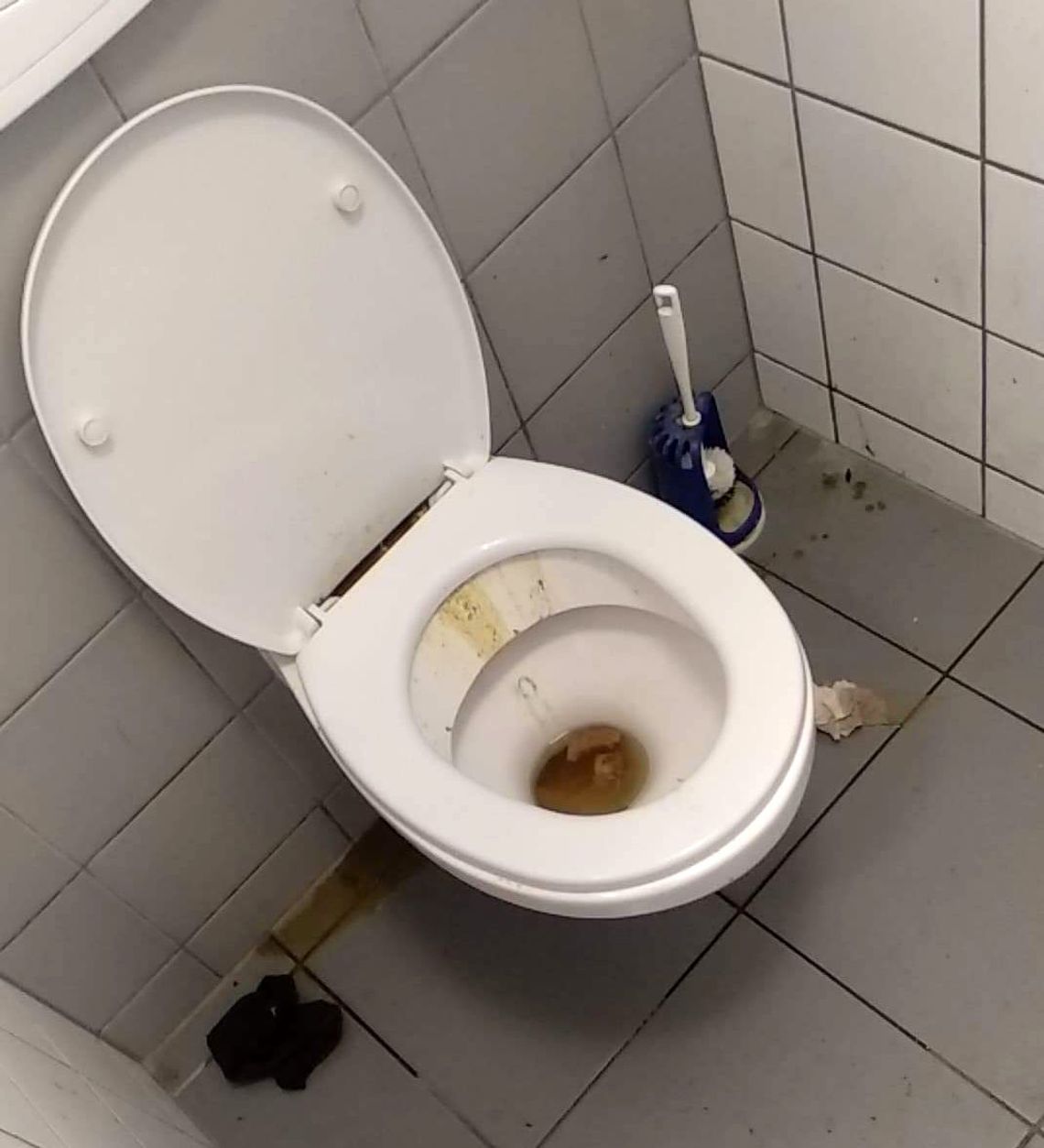 Z takiej toalety lepiej nie korzystać! - ostrzega czytelniczka