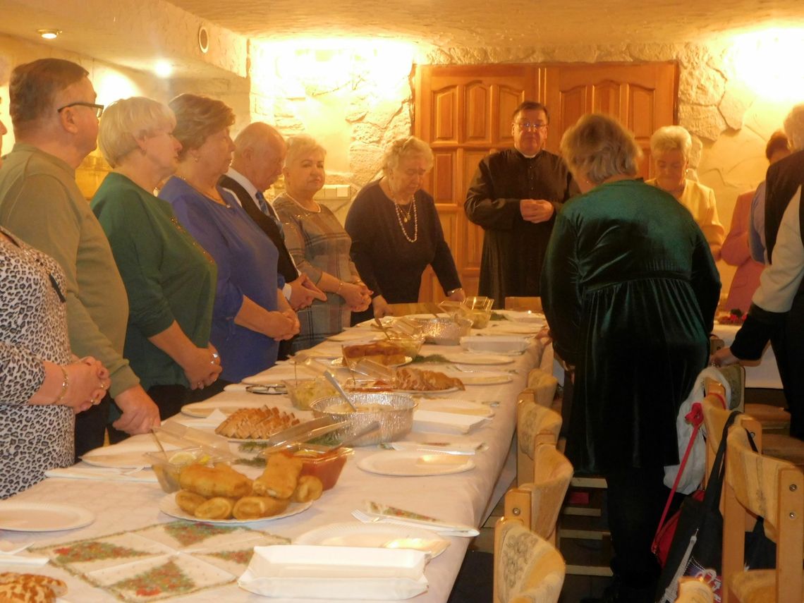 Za drzwiami słychać kolędę