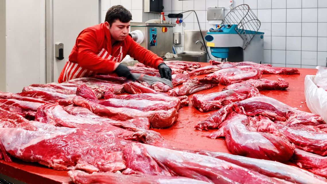 Kontrolerzy sprawdzili, skąd pochodzi mięso w sklepach. Zabawa flagami