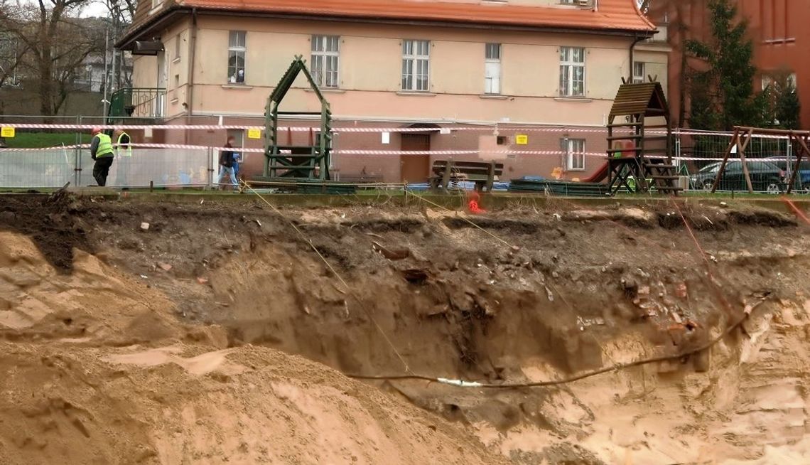 Zabezpieczają skarpę działki, na której stoi przedszkole