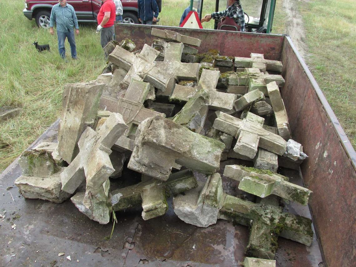 Zabezpieczono krzyże oraz imienne tabliczki poległych żołnierzy Zabezpieczono krzyże oraz imienne tabliczki poległych żołnierzy