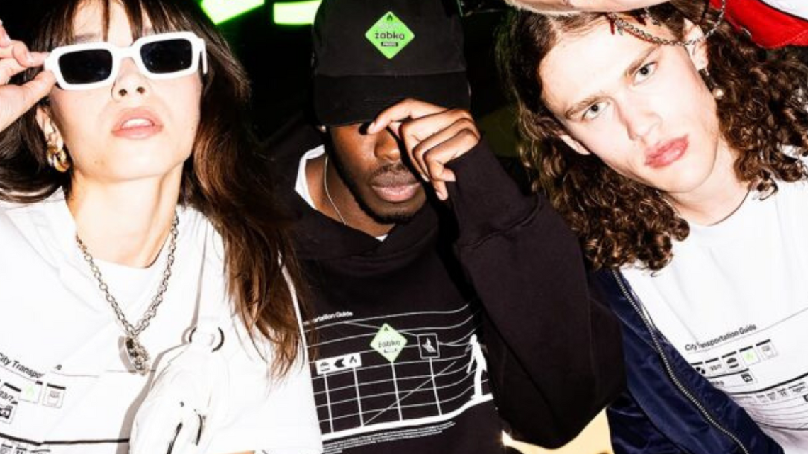 Żabka ma własną kolekcję ubrań. Ich wzory to system znaków miejskich Żabka ma własną kolekcję ubrań. Ich wzory to system znaków miejskich