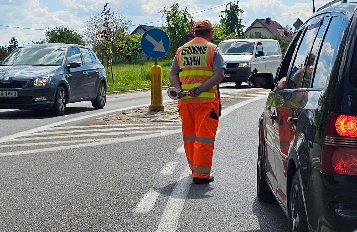 Zablokowali cały pas jezdni. Czy prace będą kontynuowane? Zablokowali cały pas jezdni. Czy prace będą kontynuowane?
