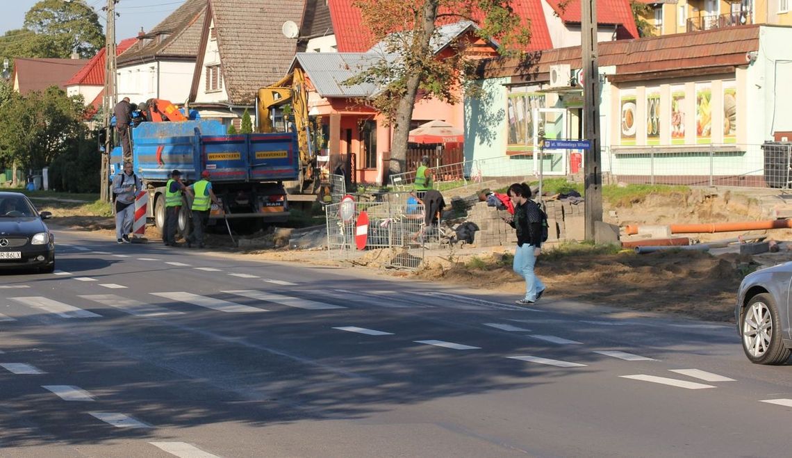 Zablokowali dla pieszych Łużycką. Uczniowie chodzą ulicą Zablokowali dla pieszych Łużycką. Uczniowie chodzą ulicą