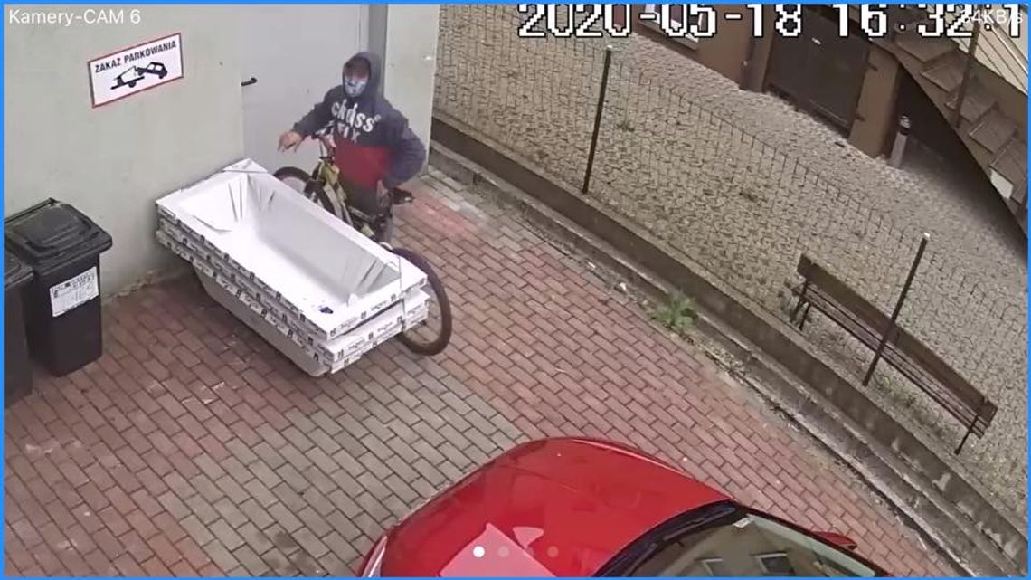 Zabrał wannę sprzed sklepu w Gryfinie i... odjechał na rowerze Zabrał wannę sprzed sklepu w Gryfinie i... odjechał na rowerze