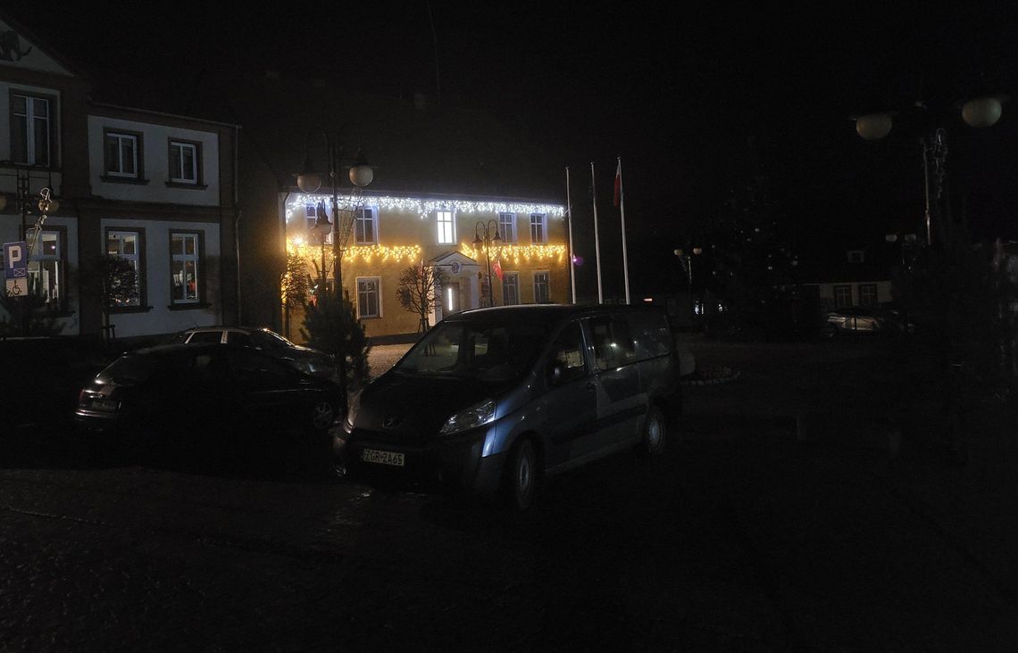 Zaciemnione centrum miasteczka. Problem z ozdobami Zaciemnione centrum miasteczka. Problem z ozdobami