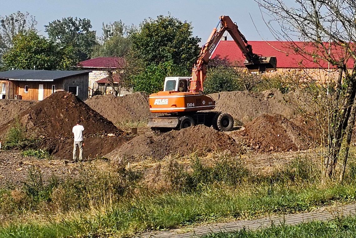 Zaczęli budowę nowej Biedronki. To polder, a  Odrą idzie wielka fala