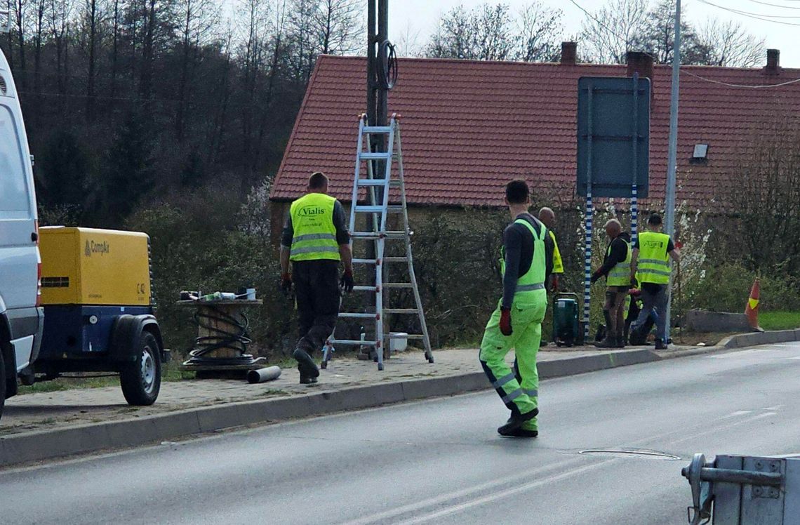 Zaczęli montaż świateł na drodze wojewódzkiej. Koniec z niebezpiecznym przejściem?