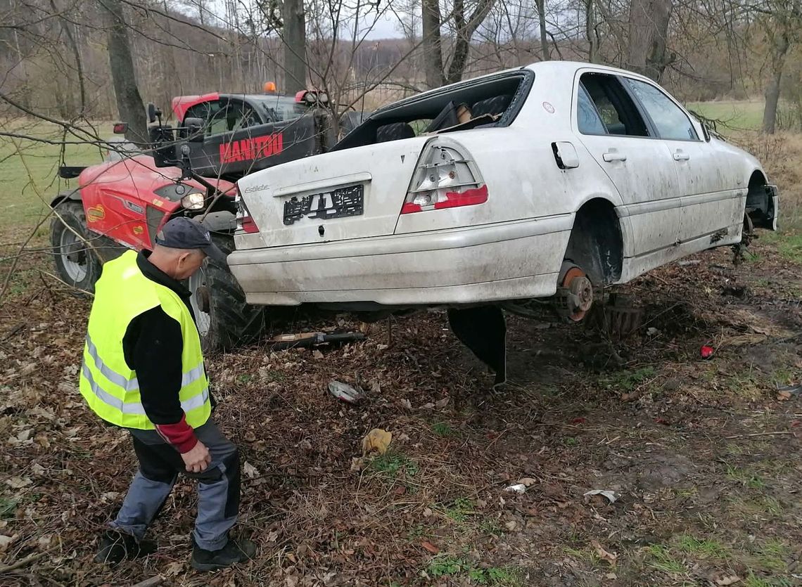 Zagadka porzuconego Mercedesa rozwiązana. W tle zmarły właściciel i trudna interwencja służb