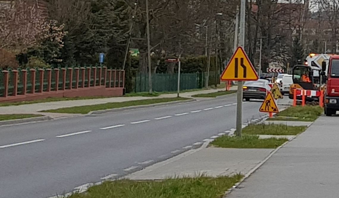 Zagapiła się i wpadła pod samochód