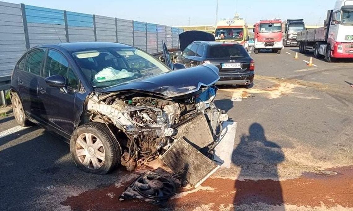 Zajechał drogę przy zmianie pasa i doszło do zderzenia aut [ZDJĘCIA]