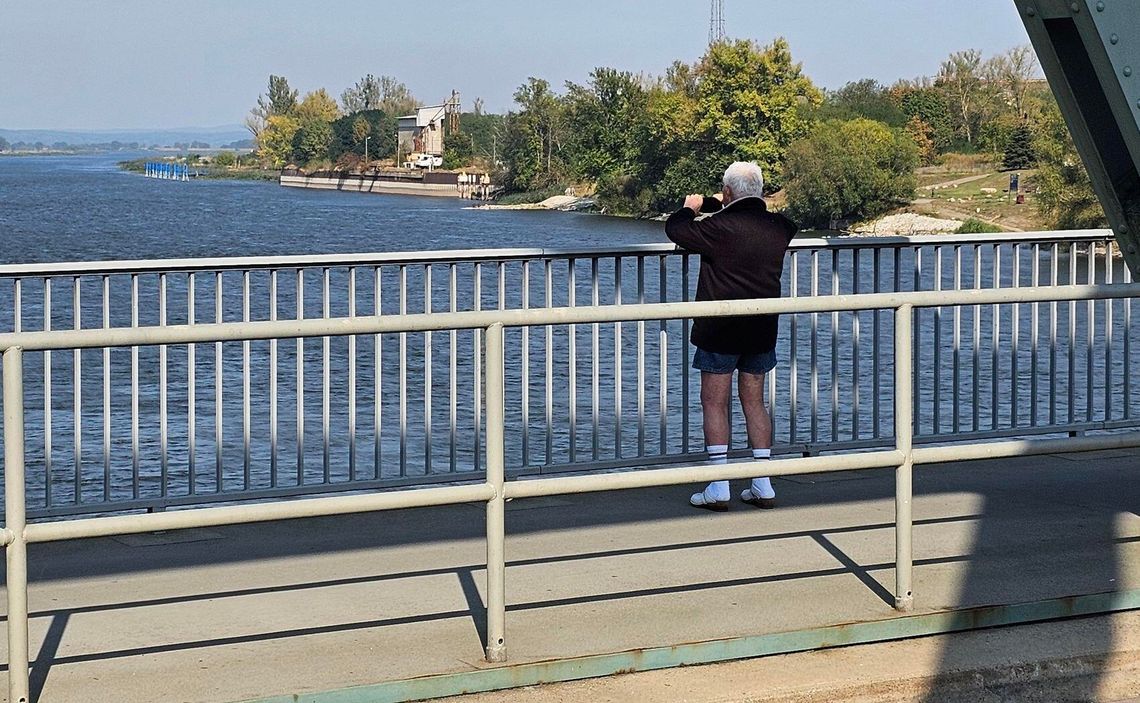 Zakaz lotów nad Odrą dronem, paralotnią, latawcem. Chodzi i bezpieczeństwo ratowników