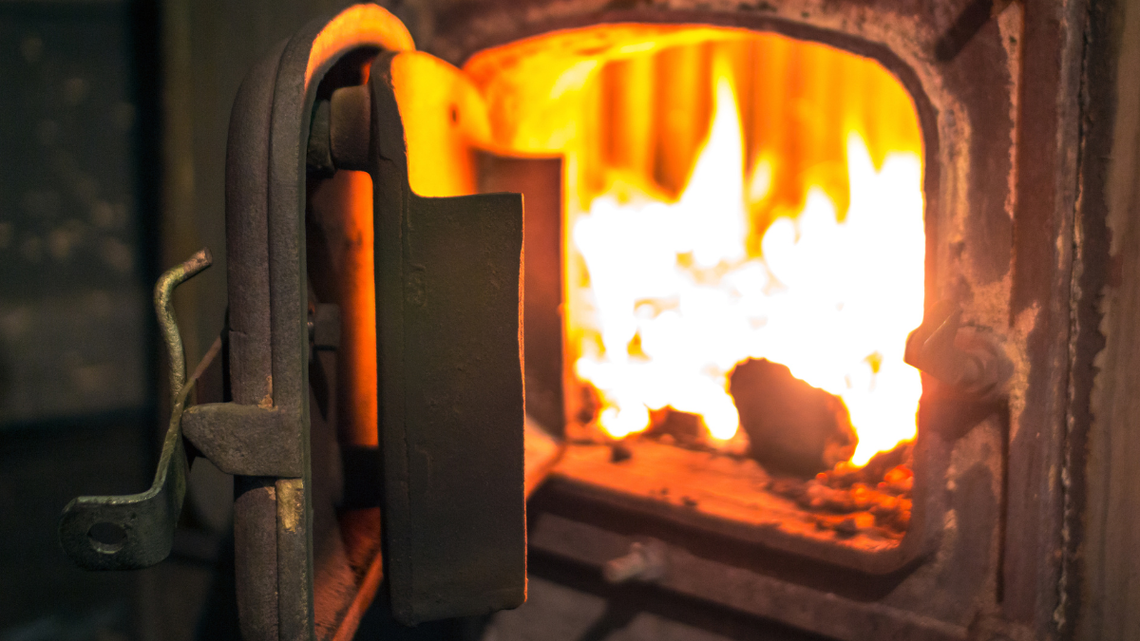 Zakaz palenia w starych piecach na węgiel i drewno. Wysokie kary za używanie kopciuchów