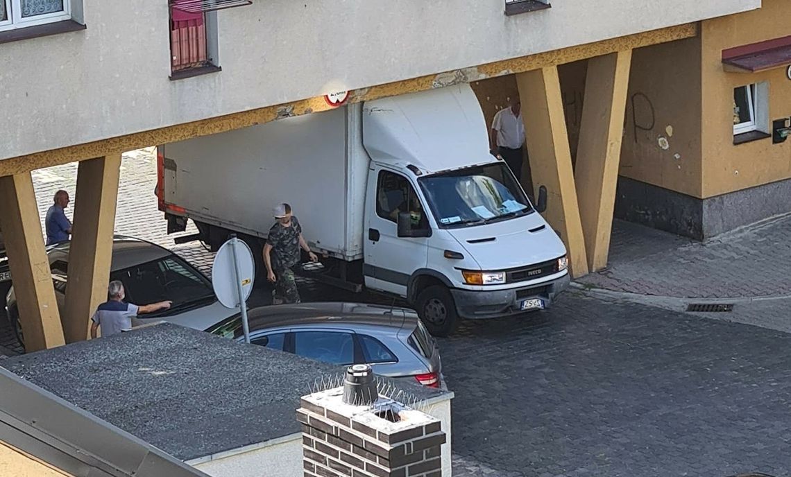 Zaklinował się między nóżkami Zaklinował się między nóżkami