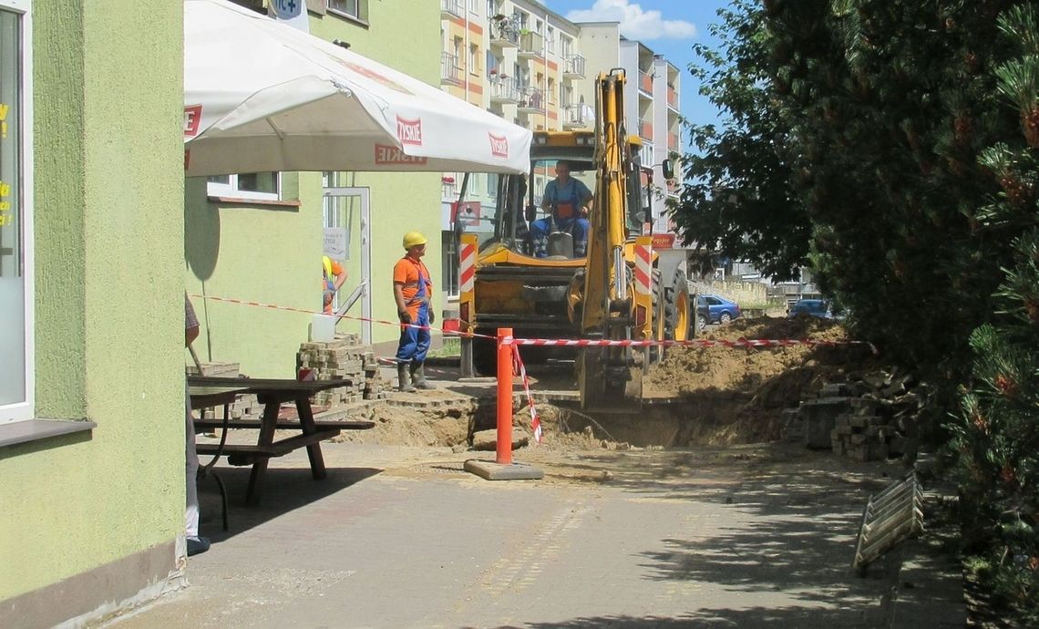 Zakończyli wymianę uszkodzonej rury i napełniają sieć wodociągową Zakończyli wymianę uszkodzonej rury i napełniają sieć wodociągową