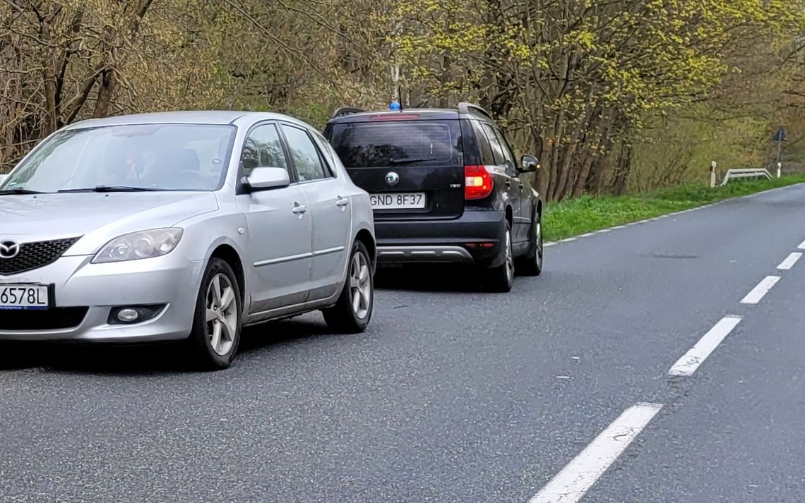 Zakuli ich w kajdanki. Auto przeszukali policyjni laboranci Zakuli ich w kajdanki. Auto przeszukali policyjni laboranci