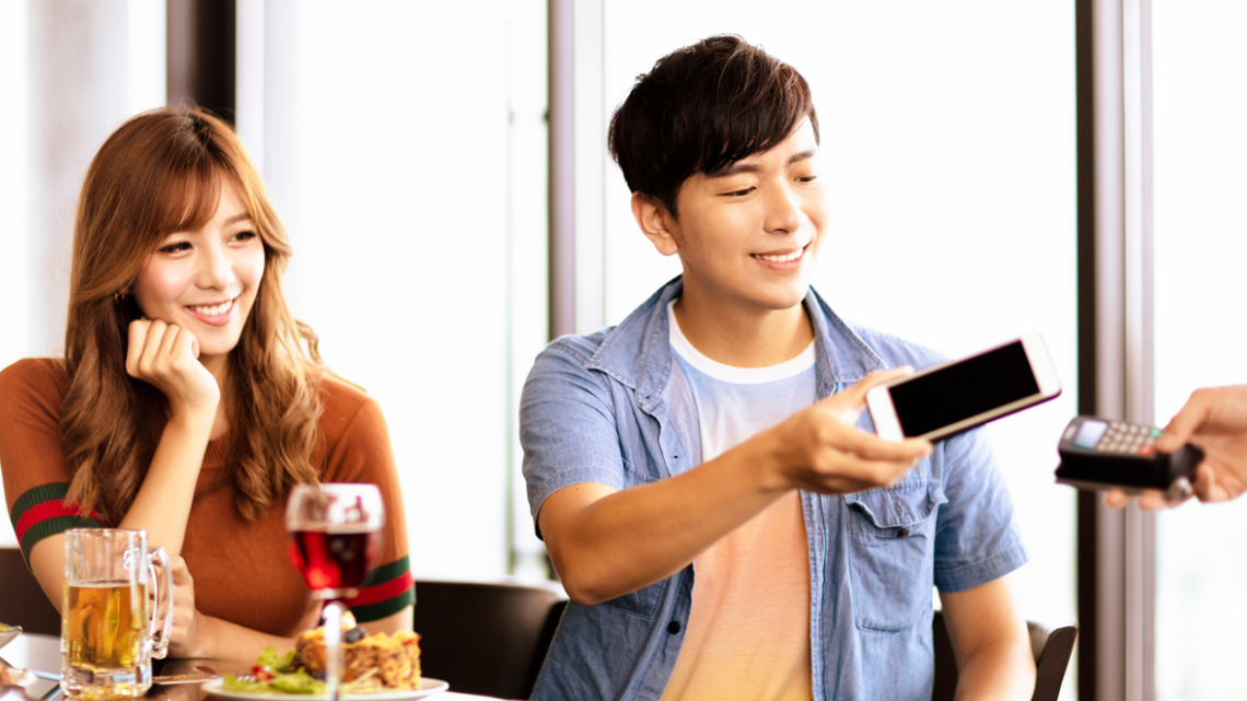 Preferują płatności bez gotówki. Czym płacą młodzi w sklepie? Preferują płatności bez gotówki. Czym płacą młodzi w sklepie?