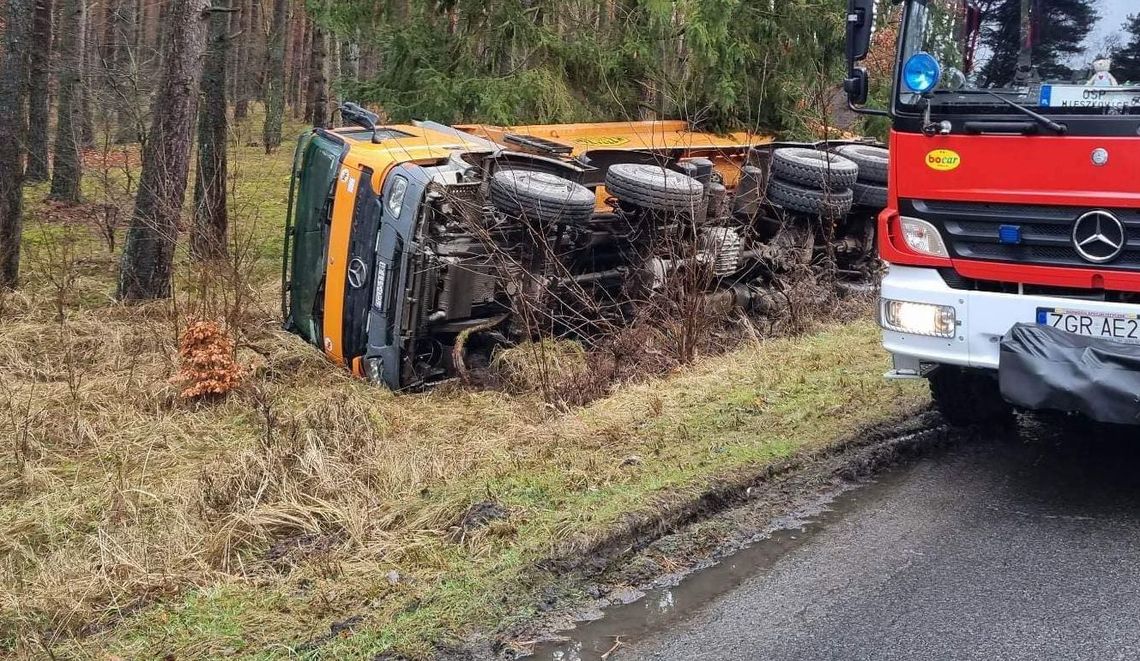 Załadowany samochód ciężarowy wypadł z drogi