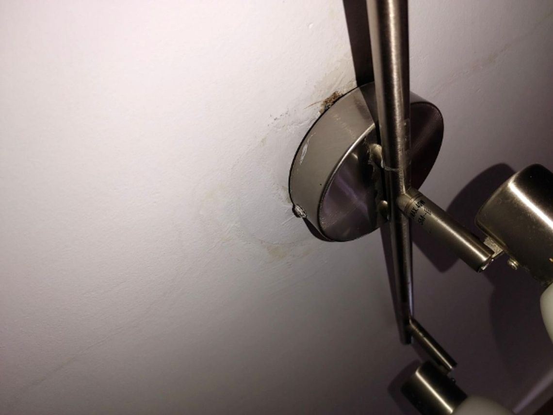 Zalało nam mieszkanie przez dziurawy dach - skarży się gryfinianka Zalało nam mieszkanie przez dziurawy dach - skarży się gryfinianka