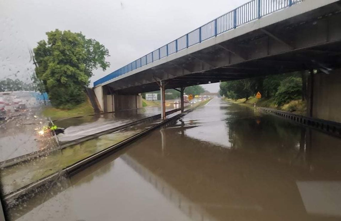 Zalana jest droga do granicy państwa [ZDJĘCIA]
