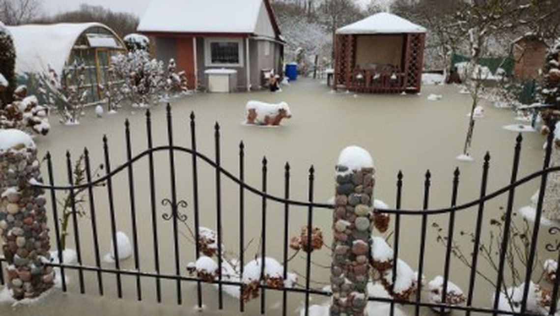 Zalane działki. Spóźnione zamknięcie śluz czy nieszczelna zasuwa?