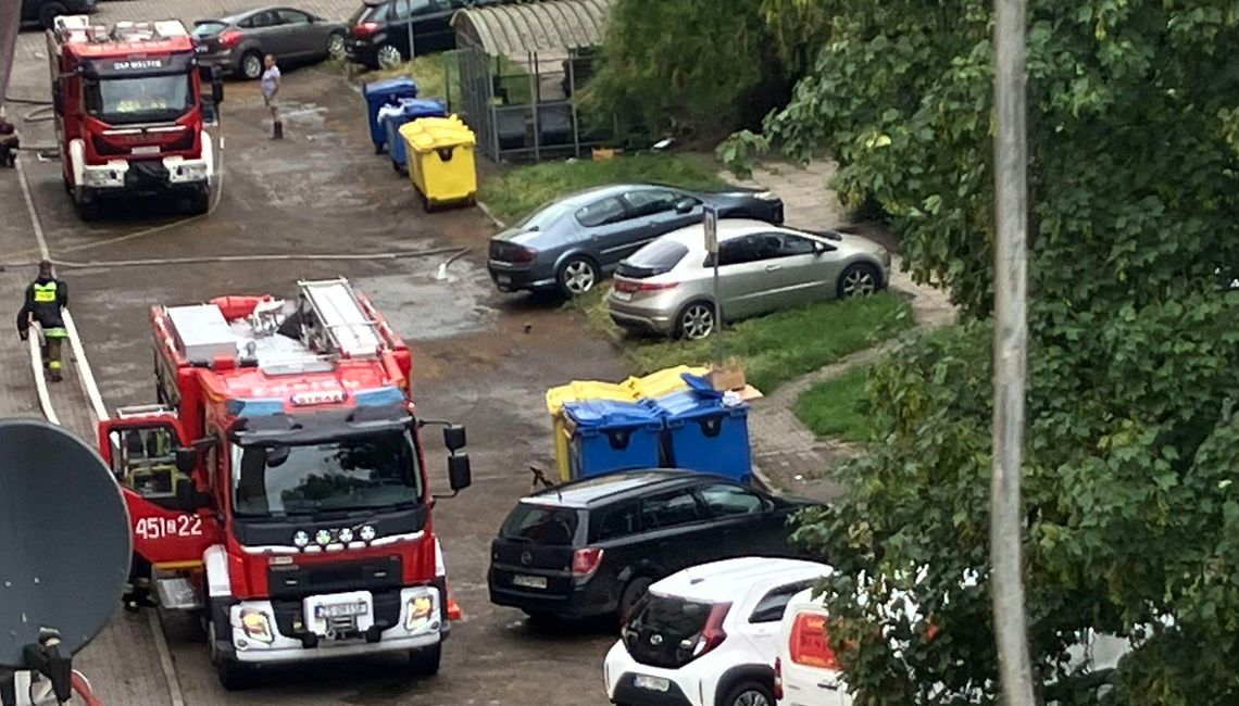 Zalane podwórko przy Chrobrego. Kiedy PUK Gryfino w końcu wyczyści zapchane studzienki Zalane podwórko przy Chrobrego. Kiedy PUK Gryfino w końcu wyczyści zapchane studzienki
