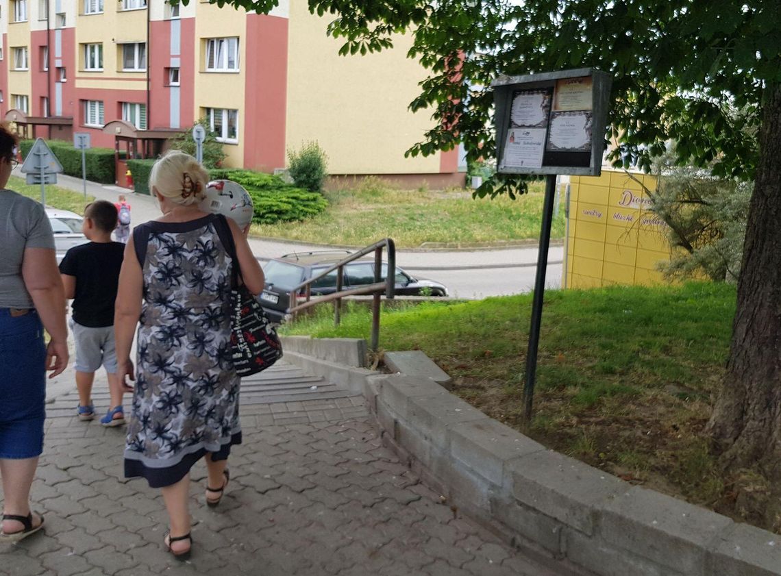 Żałoba to czas, w którym łzy stają się słowami, a milczenie mówi więcej niż tysiąc słów Żałoba to czas, w którym łzy stają się słowami, a milczenie mówi więcej niż tysiąc słów