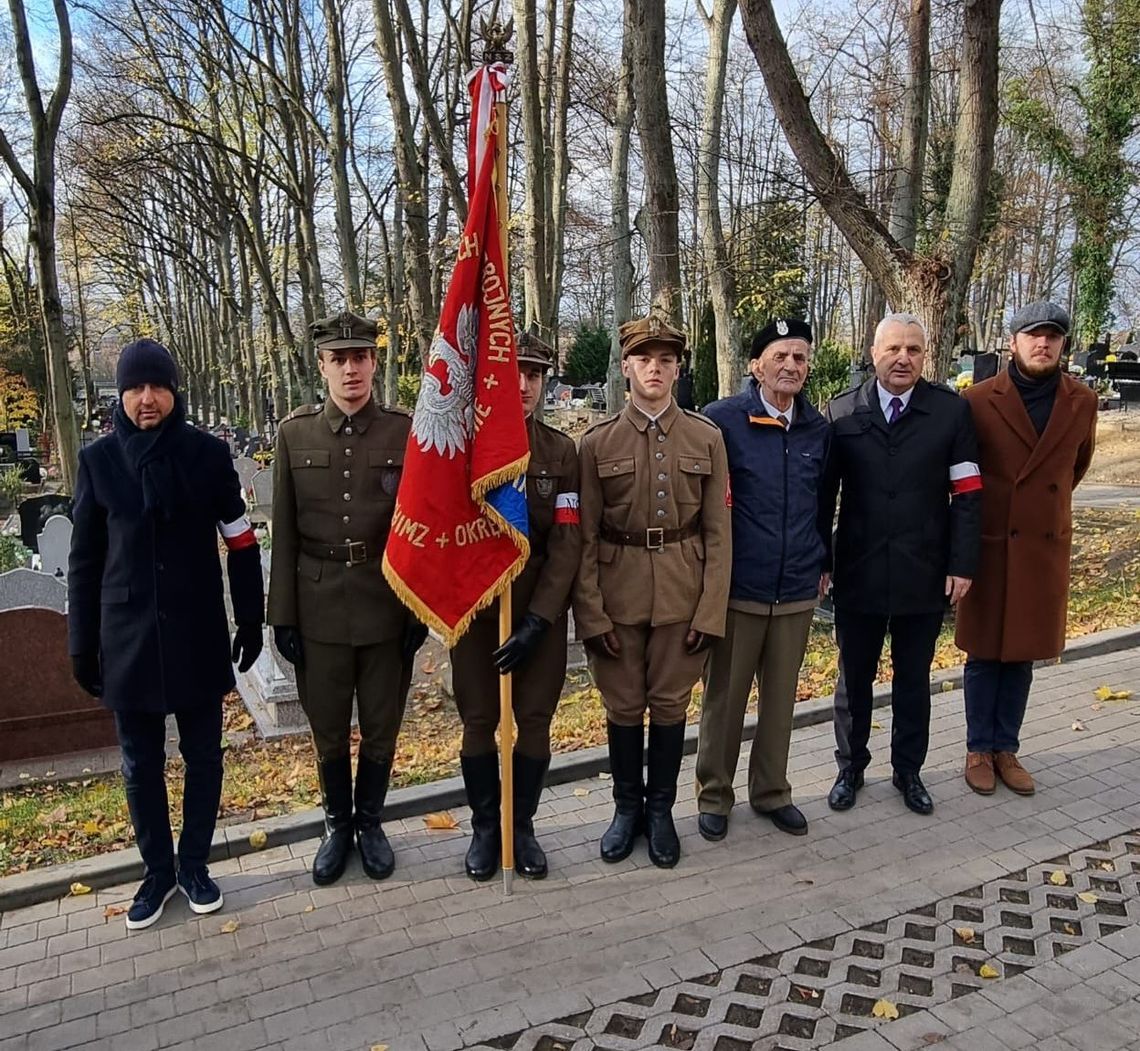 Zamanifestowali swoją obecność na cmentarzu. Odsłonili pamiątkową tablicę Zamanifestowali swoją obecność na cmentarzu. Odsłonili pamiątkową tablicę