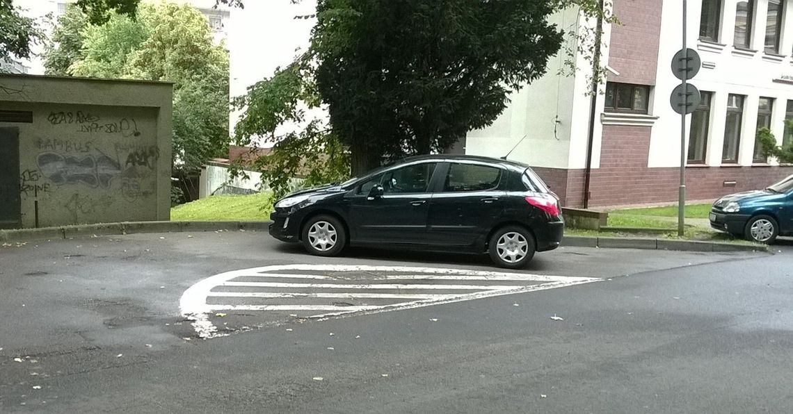 Zamiast zawrócić, zatrzymał się i... zaparkował Zamiast zawrócić, zatrzymał się i... zaparkował