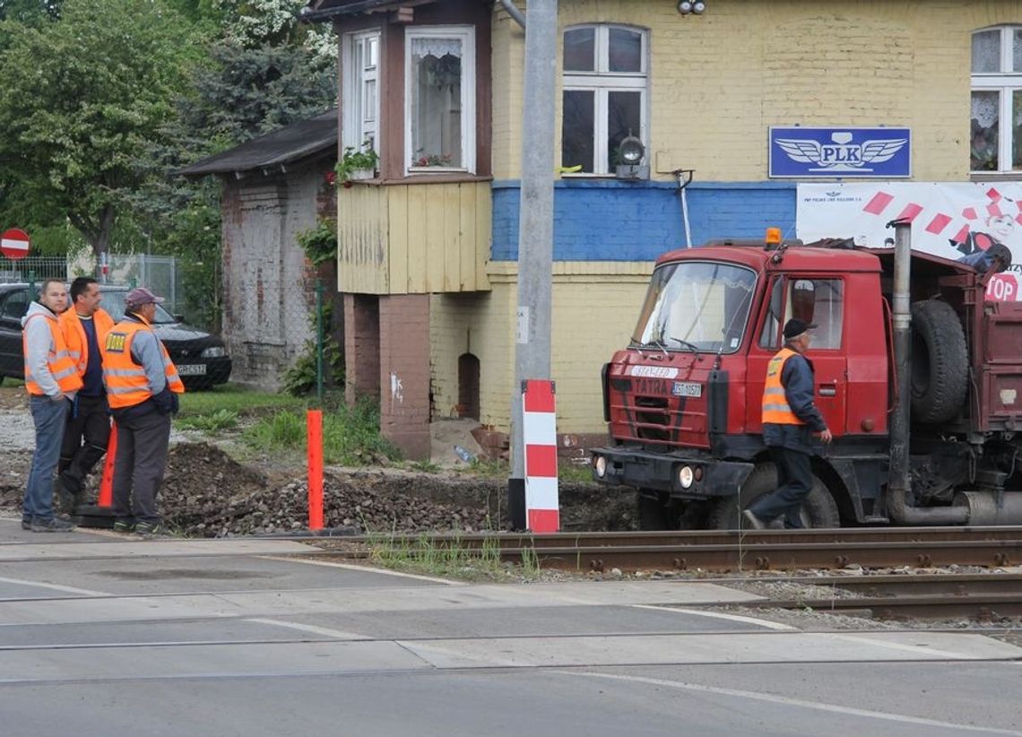 Zamknęli przejazd kolejowy. Zniszczyli drogę