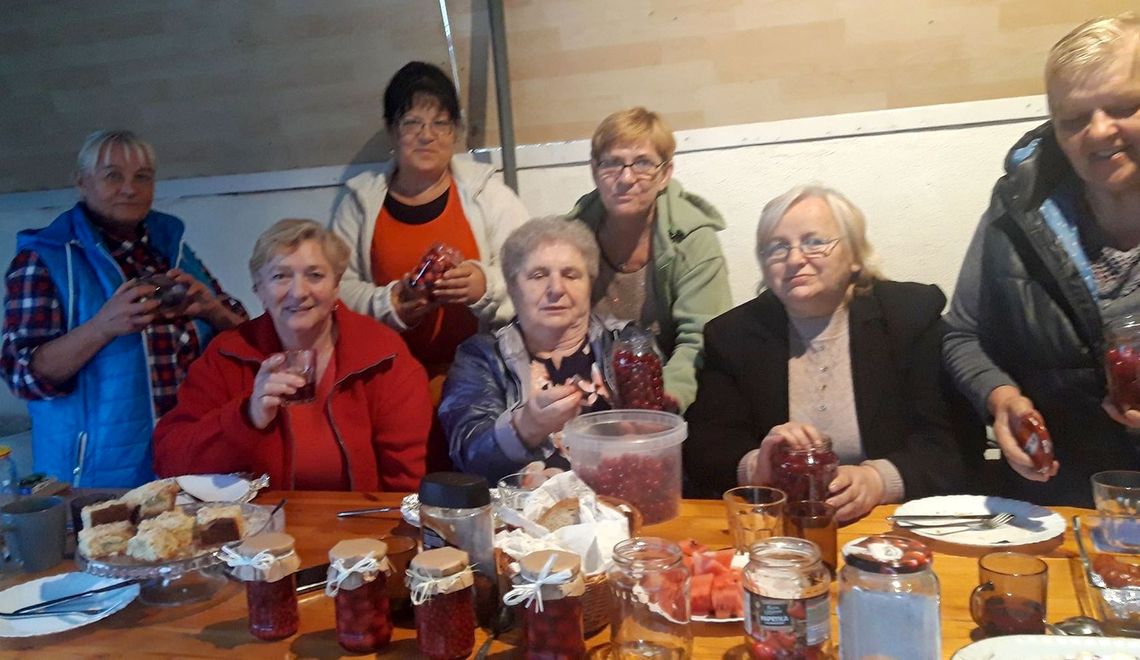 Zamknęły cząstkę lata w słoikach