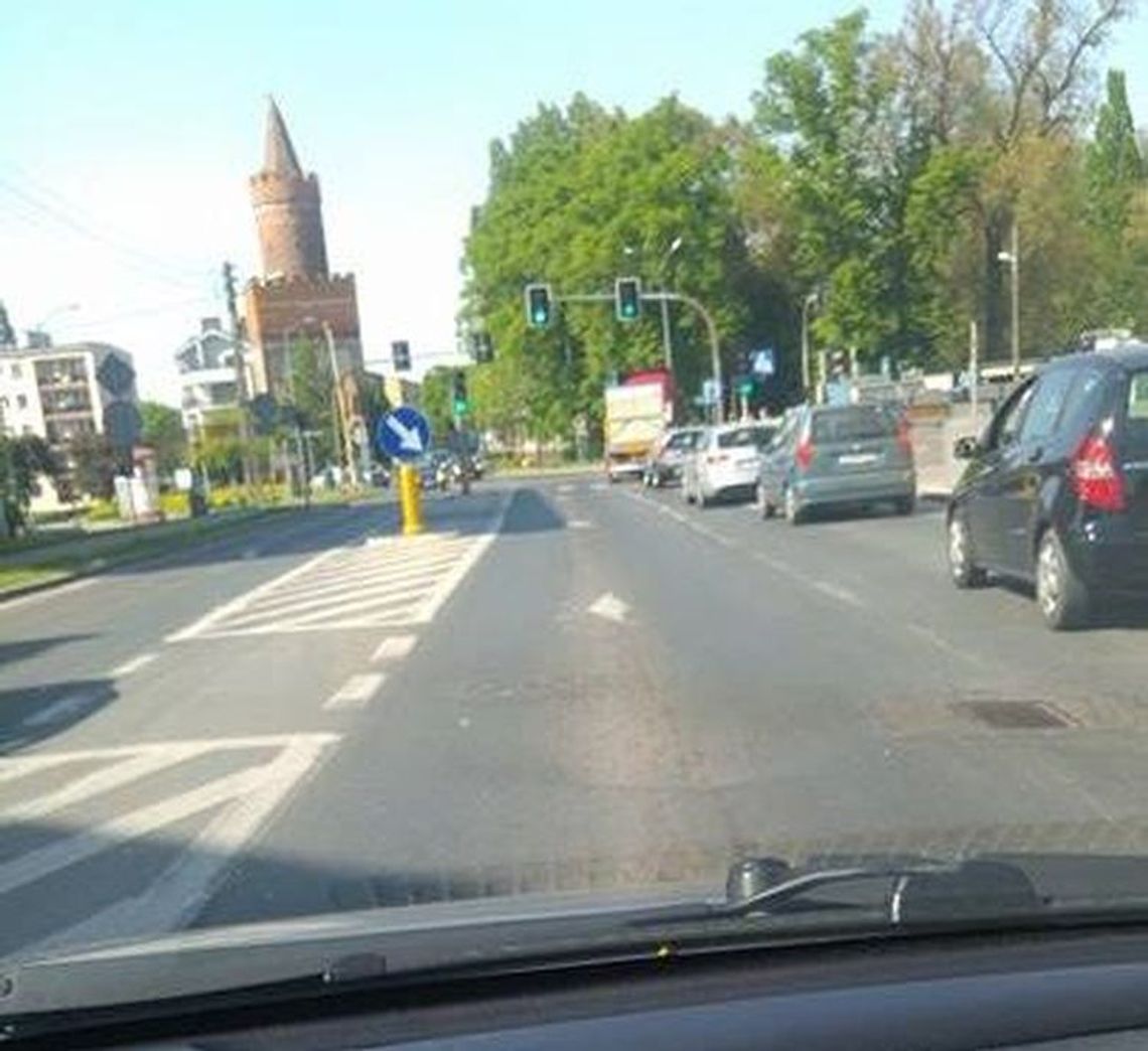 Zapada się jezdnia! -alarmuje czytelnik Zapada się jezdnia! -alarmuje czytelnik