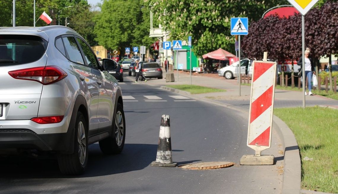 Zapadła się studzienka. Utrudnienia dla kierowców Zapadła się studzienka. Utrudnienia dla kierowców