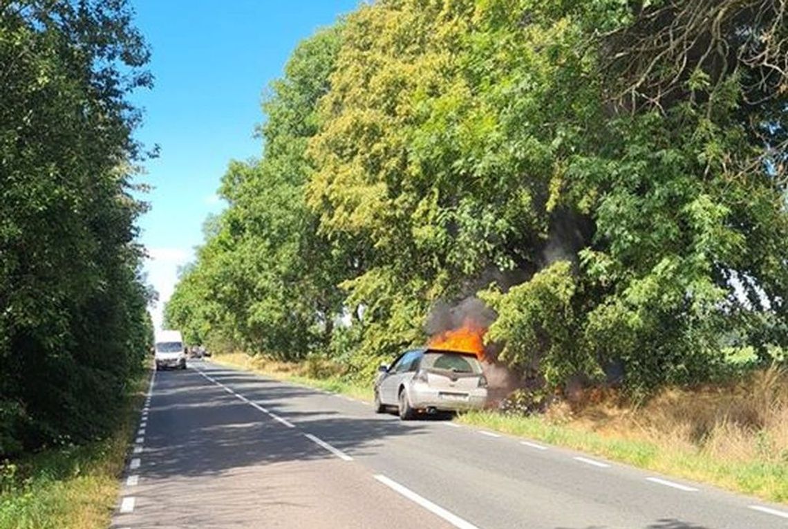 Zapalił się samochód na drodze między dwiema gminami