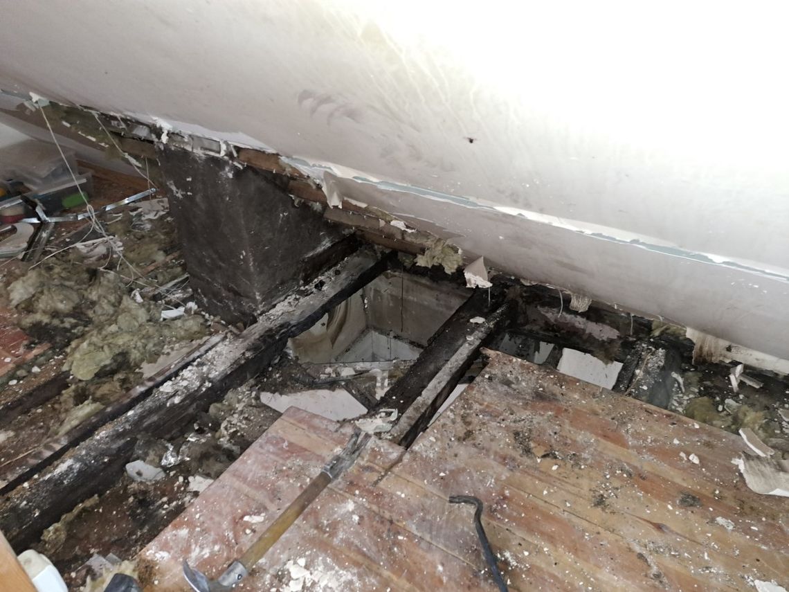 Zapalił się strop przy kominku Zapalił się strop przy kominku