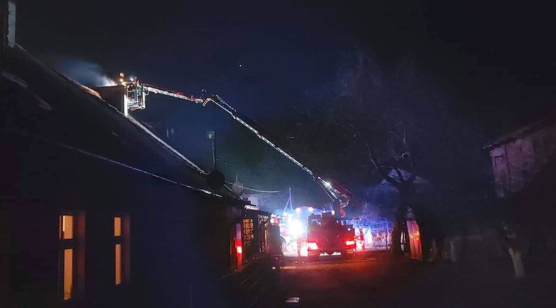 Zapaliła się sadza w kominie. Wezwano strażaków