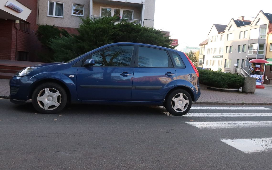 Zaparkował na pasach, bo miał bliżej Zaparkował na pasach, bo miał bliżej