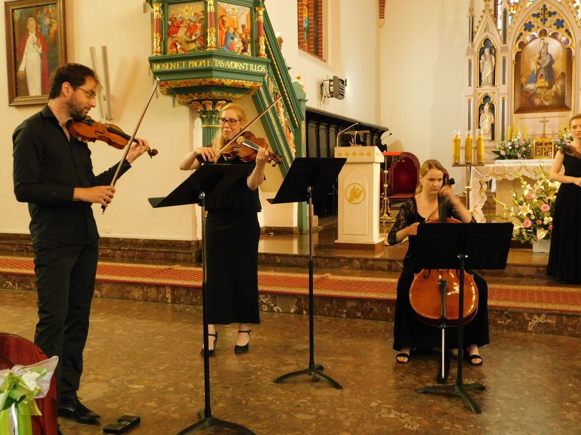 Zaplanowali w plenerze, ale ze względu na deszcz - przenoszą