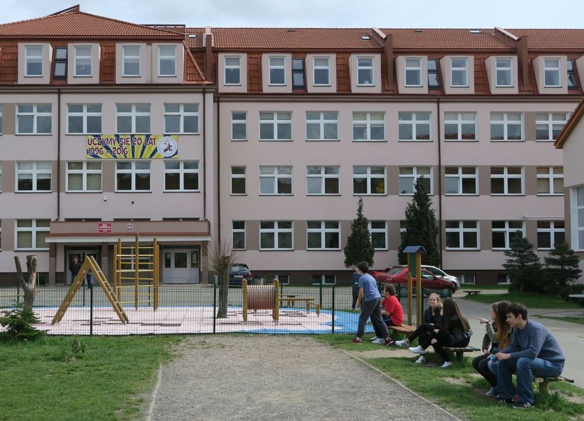 Zapraszają absolwentów na święto szkoły