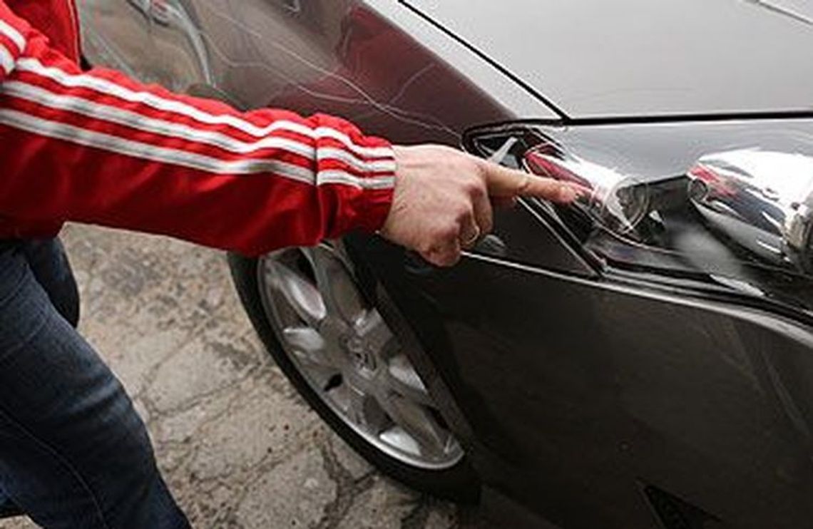 Zarysował mu BMW. Zostawił demaskujący go ślad Zarysował mu BMW. Zostawił demaskujący go ślad