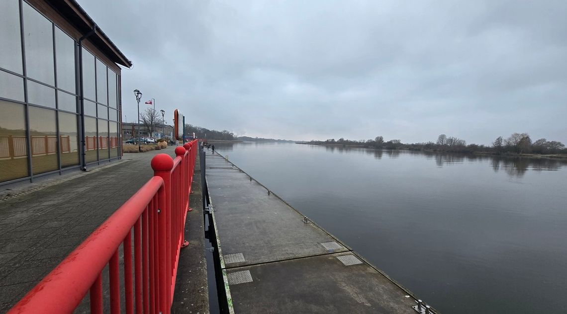 Zasłabł i wpadł do rzeki. Ratowało go trzech mężczyzn, w tym policjant