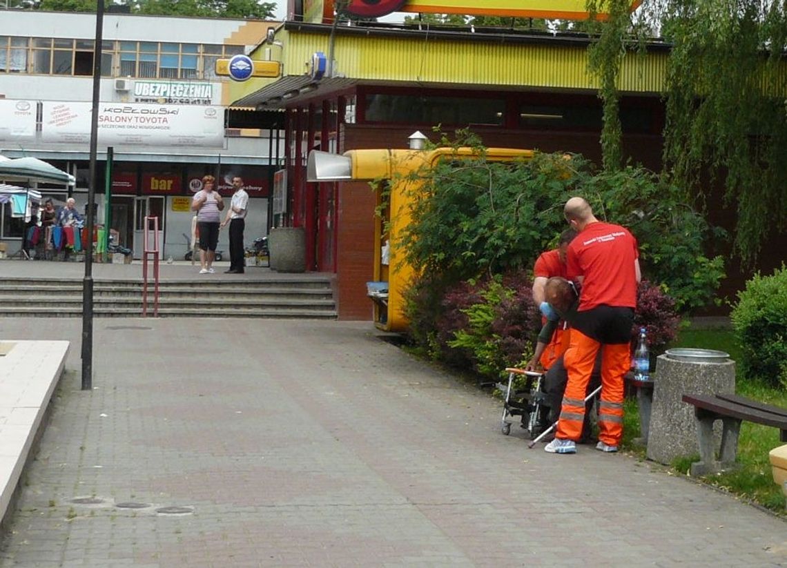 Zasłabł koło Biedronki Zasłabł koło Biedronki