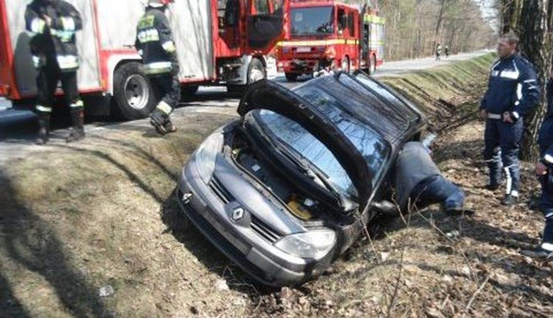 Zasłabł za kierownicą i wpadł do rowu Zasłabł za kierownicą i wpadł do rowu