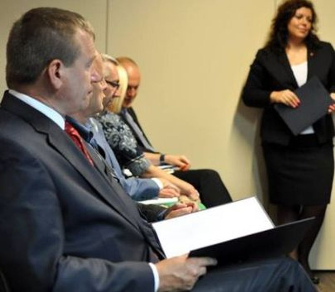 Zastanawiali się, jak rozwijać dobrą współpracę z organizacjami pozarządowymi Zastanawiali się, jak rozwijać dobrą współpracę z organizacjami pozarządowymi