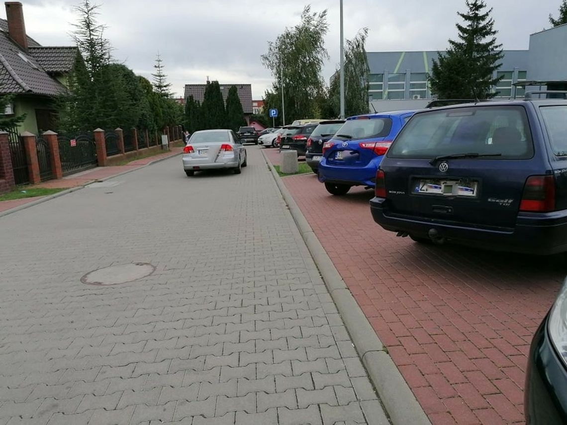 Zastawiają wjazdy do posesji albo tarasują chodnik, kiedy przyjeżdżają do szkoły - mówi czytelniczka Zastawiają wjazdy do posesji albo tarasują chodnik, kiedy przyjeżdżają do szkoły - mówi czytelniczka