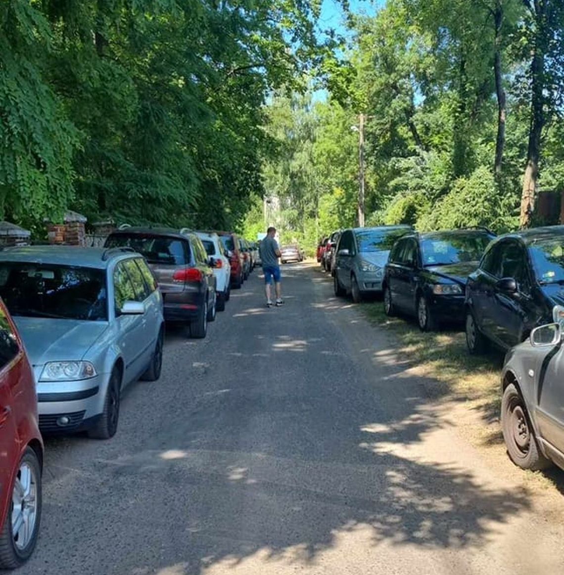 Zastawili autami drogę do plaży. Nie mogli przejechać ratownicy